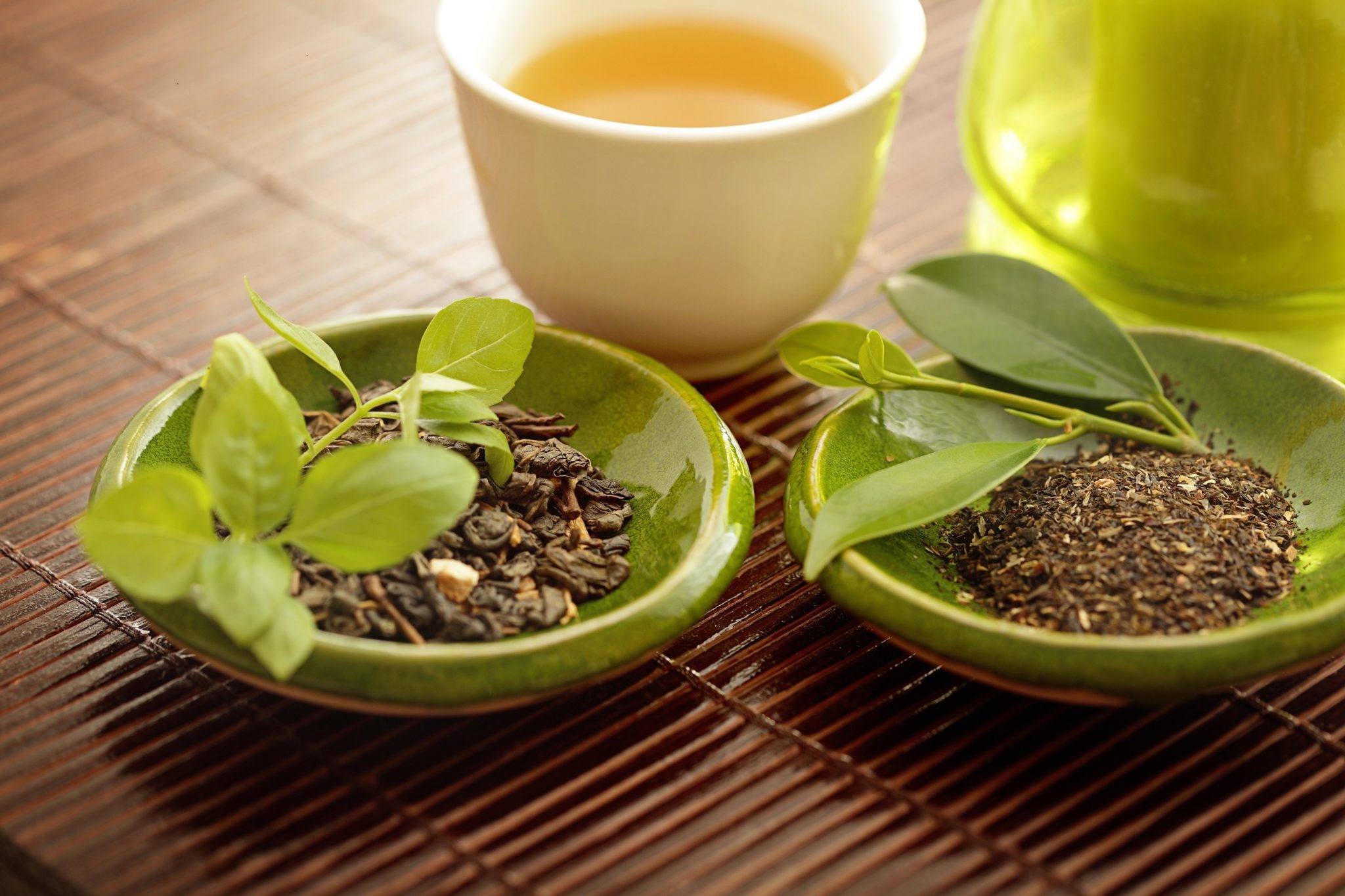 Как приготовить зеленый чай. Зеленый чай. Чайный лист. Листья чая. Экстракт листьев зеленого чая.