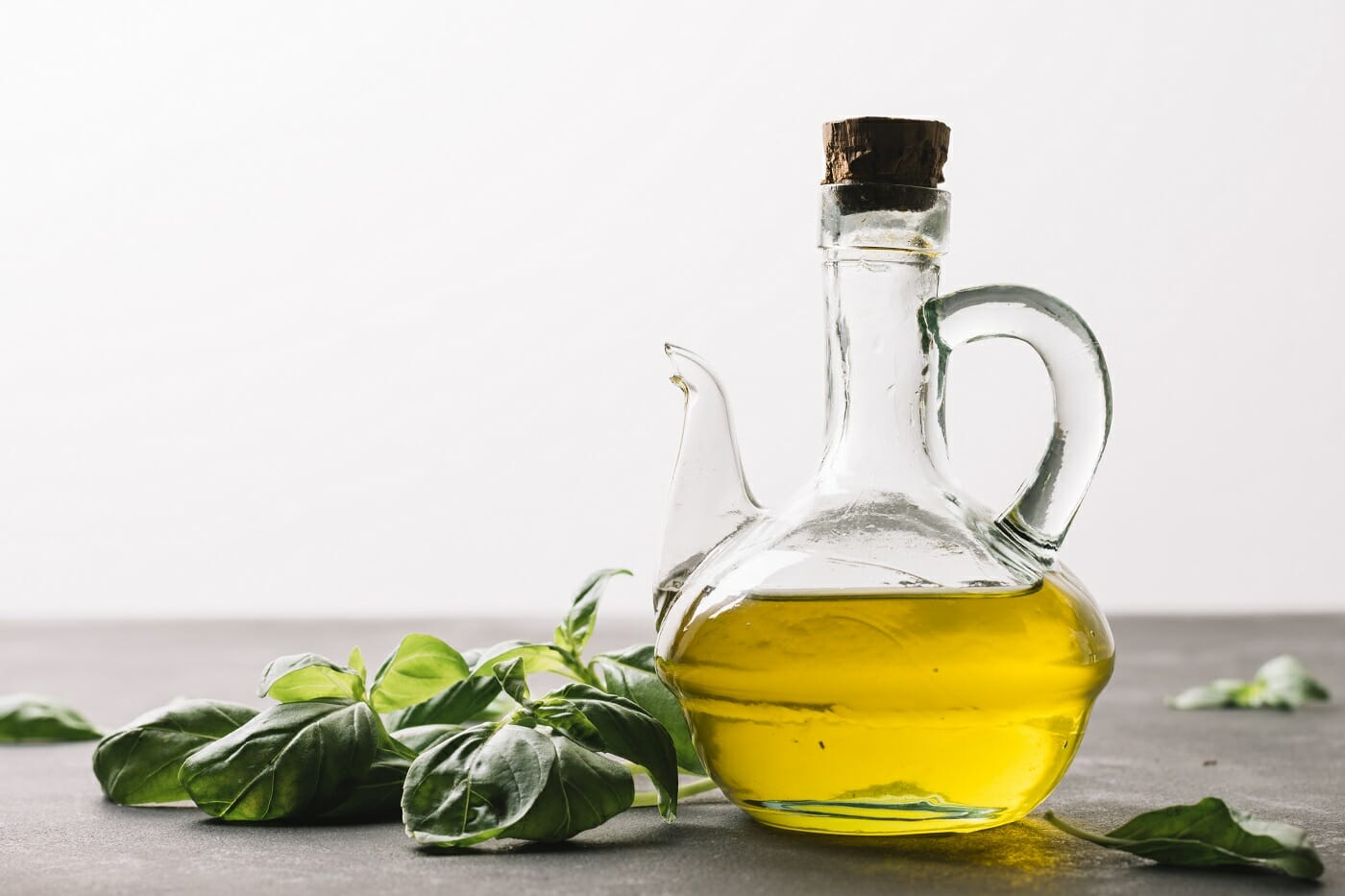 A bottle of olive oil. Бутылка оливкового масла. Бутылка для оливкового масла с носиком. Пластиковые бутылки для оливкового масла зеленые. Маленькие бутылочки с оливковым маслом.